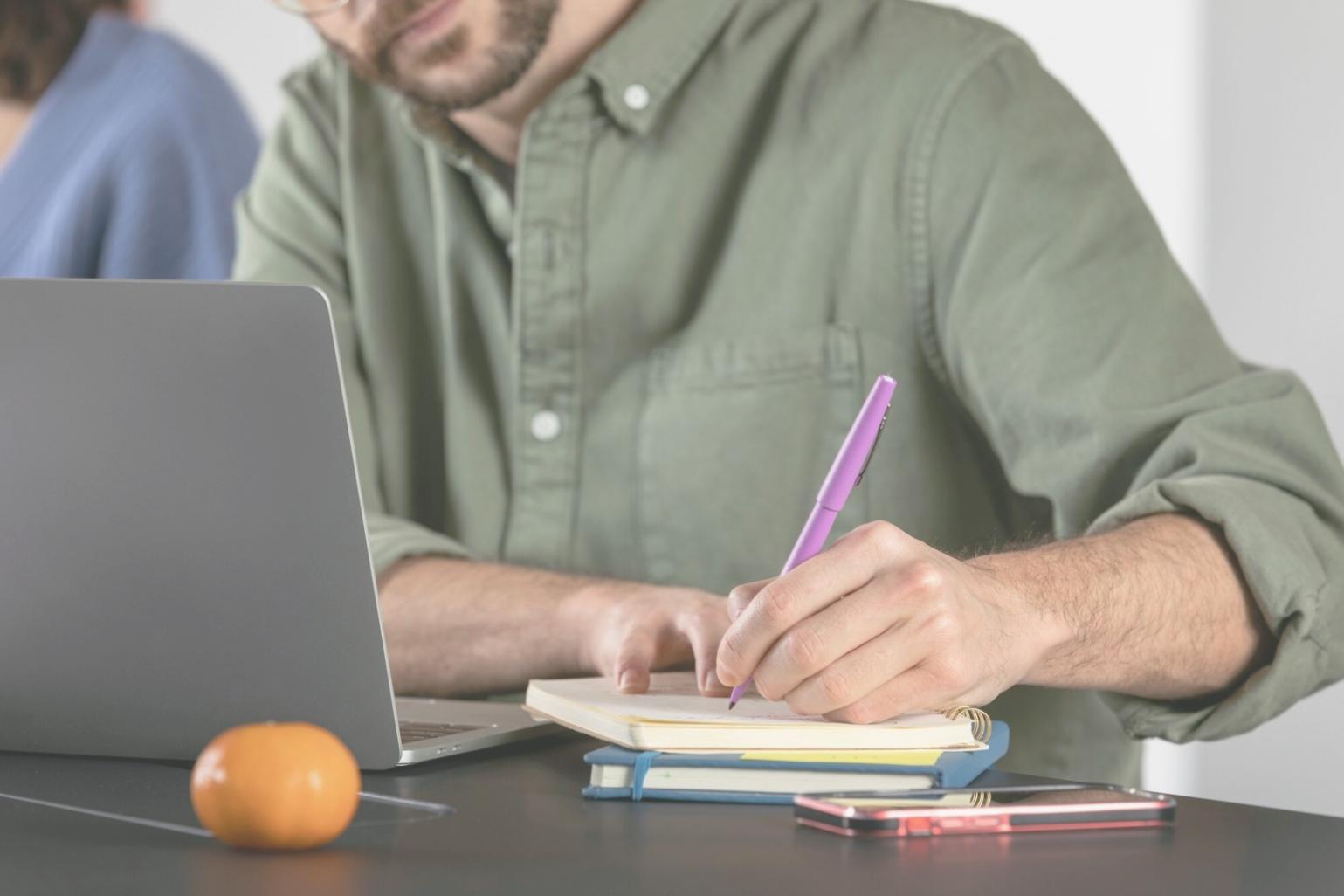 Workshop-Situation mit Finanzunterlagen und Notizen